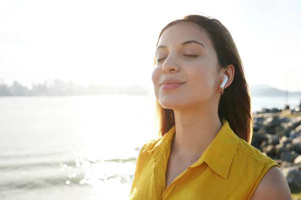 Meditativ Ung Kvinna Lyssnar Avkopplande Musik Med Hörlurar Andas Frisk — Stockfoto
