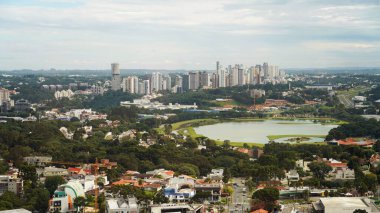 Ortada Barigui Park, Curitiba, Parana, Brezilya ile Curitiba hava manzarası