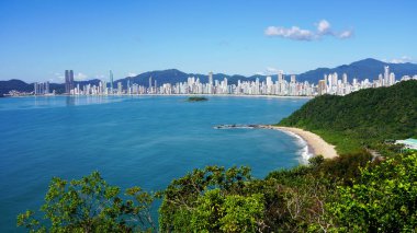 Balneario Camboriu şehrinin Morro do Careca tepesinden gökyüzü manzarası, Santa Catarina, Brezilya