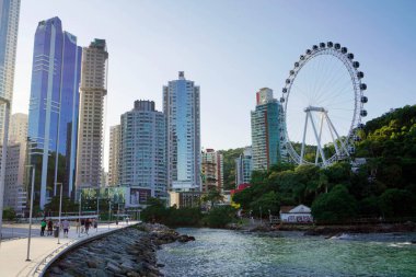 BALNEARIO CAMBORIU, BRAZIL - 28 Nisan 2023: Balnear io Camboriu, Santa Catarina, Brezilya 'da Ferris Wheel ile City Skyline
