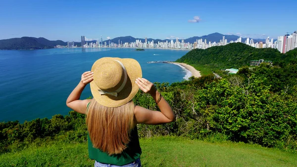 Semester Brasilien Panoramautsikt Över Resenären Flicka Synvinkel Njuter Balneario Camboriu — Stockfoto