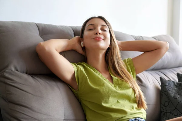 Mujer Joven Agradable Los Auriculares Escuchando Música Mientras Relaja Sofá — Foto de Stock