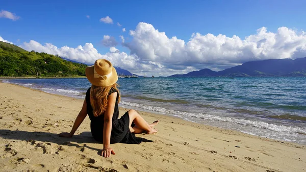 Jovem Atraente Com Chapéu Palha Sentado Praia Areia Suas Férias — Fotografia de Stock