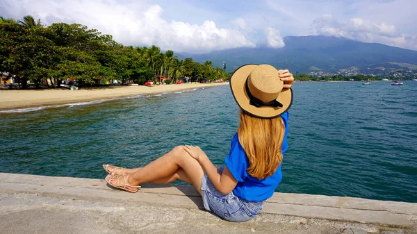 Молодая Женщина Шляпе Сидящая Пирсе Смотрящая Панорамный Вид Острова Ильфела — стоковое фото