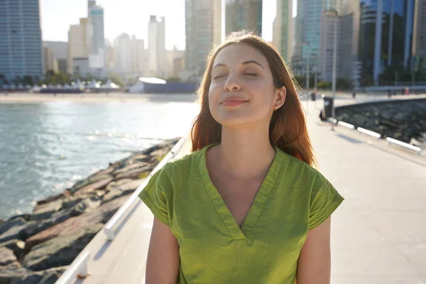 Portret Pięknej Młodej Brazylijki Zamkniętymi Oczami Cieszącej Się Słońcem Miejskiej — Zdjęcie stockowe