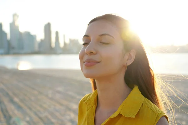 Portret Dziewczyny Piaszczystej Plaży Oddychającej Świeżym Powietrzem Zachodzie Słońca Panoramą — Zdjęcie stockowe