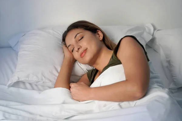 Close Dari Hispanik Wanita Tidur Mendalam Lembar Putih Malam Hari — Stok Foto