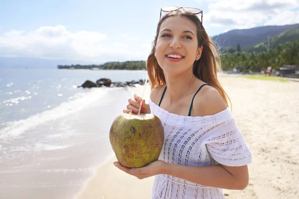 Kobieta Pijąca Zieloną Wodę Kokosową Tropikalnej Plaży — Zdjęcie stockowe