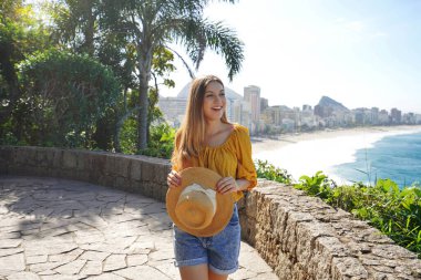 Brezilya Rio de Janeiro 'da hasır şapka takan neşeli Brezilyalı kızın portresi