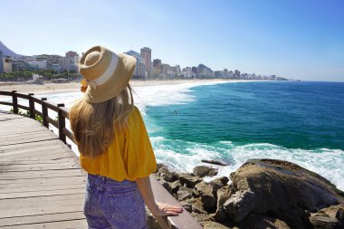 Rio de Janeiro, Brezilya 'da Leblon Belvedere' de genç bir turist kadının arka görüntüsü