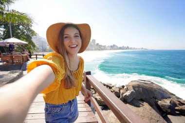 Brezilyalı genç moda kadını Leblon Belvedere, Rio de Janeiro, Brezilya 'da selfie çekiyor.