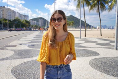 Copacabana sahil gezisindeki moda kızı, Rio de Janeiro, Brezilya