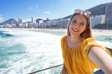 Brezilyalı kız Rio de Janeiro, Brezilya 'da tatilde kendi portresini çekiyor.