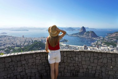 Rio de Janeiro, Brezilya 'ya seyahat et. Turist kızın Rio de Janeiro 'daki Sugarloaf Dağı, UNESCO Dünya Mirası, Brezilya' daki ünlü Guanabara Körfezi manzarasının keyfini çıkarması..