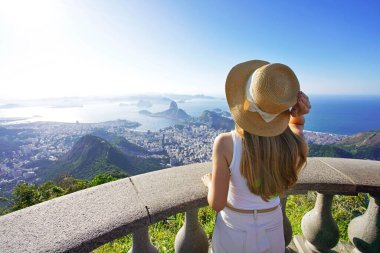 Rio de Janeiro, Brezilya 'da tatiller. Corcovado dağındaki gezgin kız Guanabara Körfezi, Rio de Janeiro, Brezilya 'ya bakıyor..