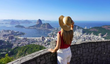 Rio de Janeiro 'da ünlü Guanabara Körfezi ve Brezilya' nın Rio de Janeiro şehrindeki terasta şık bir turist kadın.