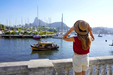 Brezilya 'da tatil. Mureta da Urca terasında gezgin kız Rio de Janeiro, Brezilya 'nın deniz manzarasının tadını çıkarıyor.