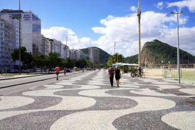 RIO DE JANEIRO, BRAZIL - 20 Haziran 2023: Copacabana Mozaik kaldırımlı ünlü sahil gezisi, Rio de Janeiro, Brezilya