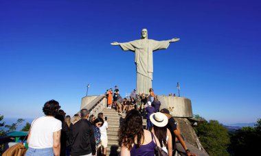 RIO DE JANEIRO, BRAZIL - 21 Haziran 2023: Bir grup insan Corcovado Dağı Rio de Janeiro, Brezilya 'daki Kurtarıcı İsa heykeliyle fotoğraf çekmek için sıraya girdiler