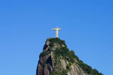 Kurtarıcı İsa ile Corcovado Dağı mavi gökyüzüne karşı, Rio de Janeiro, Brezilya