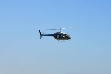 Helikopter gezmek için havalandı. Lüks yaşam tarzı tatili. Helikopterle tur..