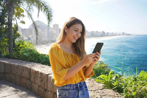 Mujer Joven Brasileña Usando Smartphone Ciudad Río Janeiro Brasil — Foto de Stock