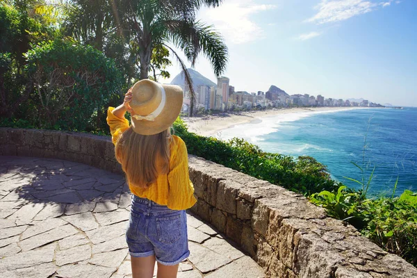 Jovem Viajante Camisa Amarela Chapéu Miradouro Rio Janeiro Olhando Para — Fotografia de Stock