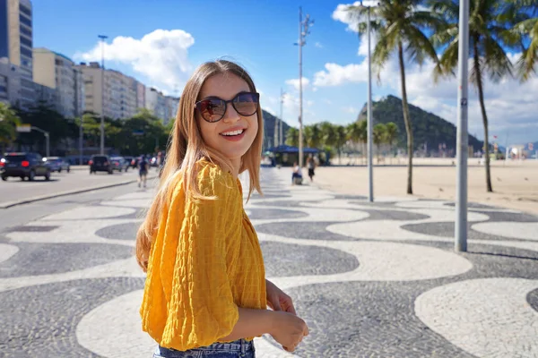 Портрет Усміхненої Молодої Жінки Йде Вздовж Пляжної Набережної Копакабана Ріо — стокове фото
