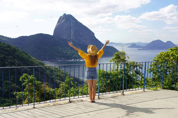 Turism Rio Janeiro Vacker Tacksam Resenär Flicka Höja Armar Ser — Stockfoto