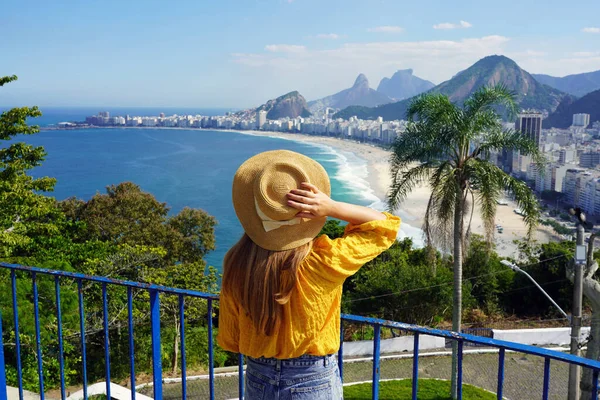 Semester Rio Janeiro Bakåt Bild Vacker Resenär Flicka Njuter Utsikten — Stockfoto