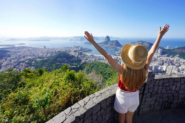 Flygfoto Glad Ung Turist Kvinna Med Höja Armarna Belvedere Terrass — Stockfoto