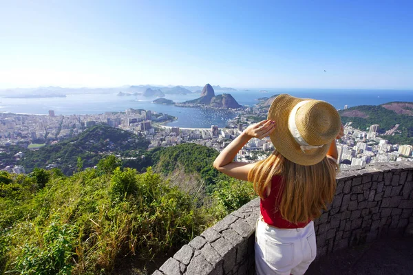 Вид Воздуха Стильную Девушку Держащую Шляпу Смотровой Площадке Рио Жанейро — стоковое фото
