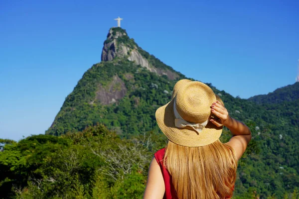 Туризм Рио Жанейро Вид Туристическую Женщину Смотрящую Статую Христа Искупителя — стоковое фото