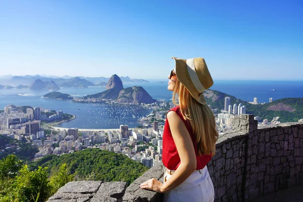 Модная Туристка Террасе Рио Жанейро Знаменитой Бухтой Гуанабара Городом Рио — стоковое фото