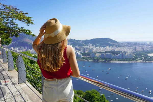 Sommarsemester Brasilien Bakåt Bild Ung Turist Kvinna Belvedere Urca Hill — Stockfoto