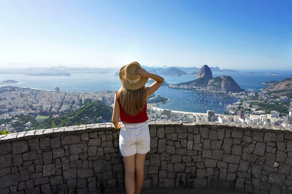 Resor Rio Janeiro Brasilien Bakifrån Turist Flicka Njuter Synen Berömda — Stockfoto