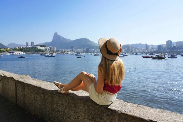 Hermosa Chica Turística Sentada Pared Mureta Urca Mirando Impresionante Vista — Foto de Stock