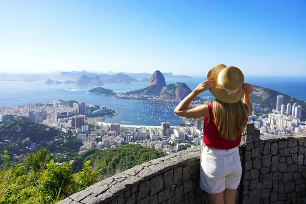 Semester Rio Janeiro Bakifrån Turist Kvinna Njuter Synen Berömda Guanabara — Stockfoto