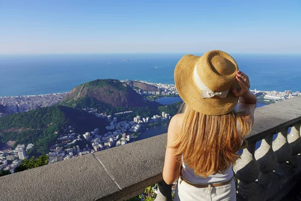 Turism Rio Janeiro Brasilien Resenär Flicka Corcovado Berget Ser Stadsbilden — Stockfoto