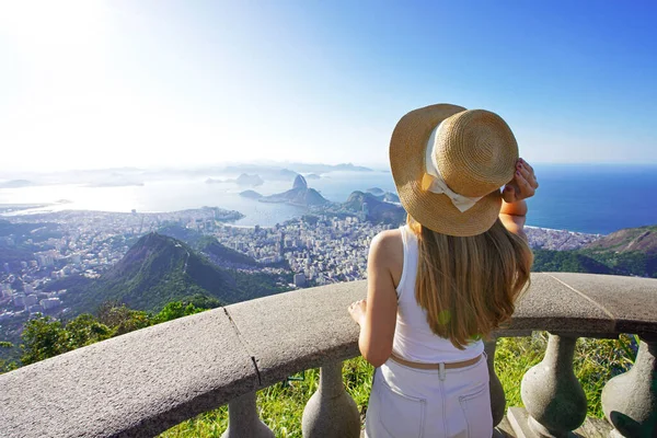 Semester Rio Janeiro Brasilien Resenär Flicka Corcovado Berget Ser Guanabara — Stockfoto