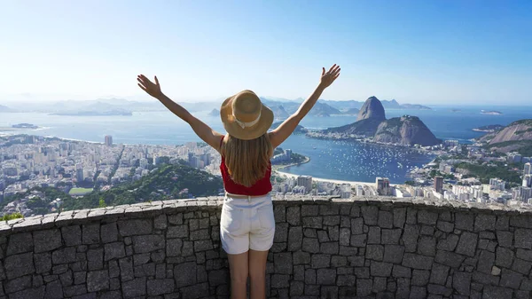 Semester Rio Janeiro Vacker Tacksam Resenär Flicka Med Höja Armarna — Stockfoto