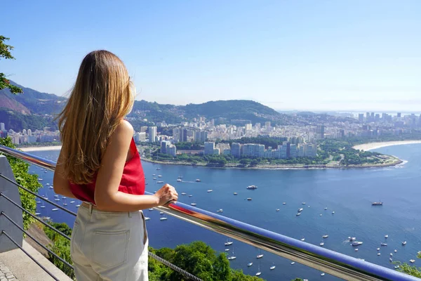 Vacker Ung Kvinna Urca Hill Belvedere Ser Rio Janeiro Stadsbild — Stockfoto