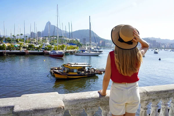 Turistkvinna Terrassen Mureta Urca Njuter Havsutsikt Rio Janeiro Brasilien — Stockfoto