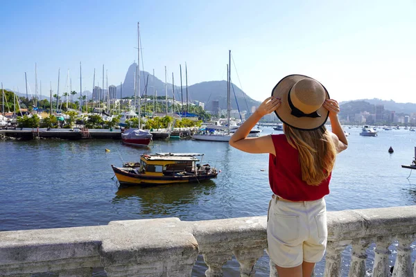 Semester Brasilien Resenärsflicka Mureta Urca Terrass Njuter Havet Rio Janeiro — Stockfoto
