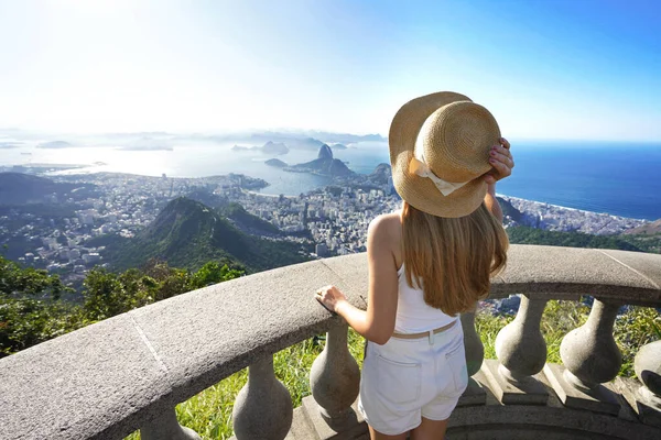 Turism Rio Janeiro Brasilien Ung Kvinnlig Turist Corcovado Berget Ser — Stockfoto