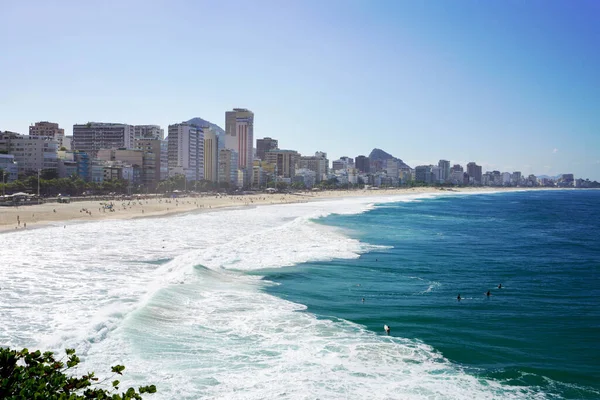 Пляжи Леблон Ипанема Размахиванием Атлантическим Океаном Рио Жанейро Бразилия — стоковое фото
