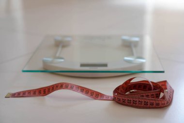 Banyo tartıları ve kilo verme konsepti için mezura