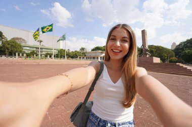 Goiania, Goias, Brezilya 'daki güzel Brezilyalı turist kızın portresi