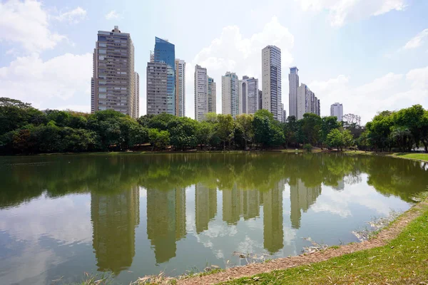 Goiania, Goias, Brezilya 'daki Areiao Park gölüne yansıyan gökdelenler