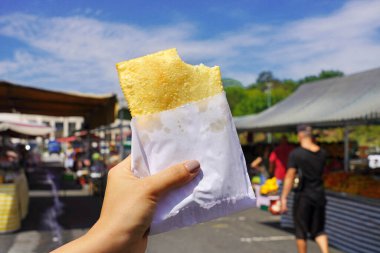 Pastel de Feira. Brezilya Sao Paulo, Brezilya 'da pazar fuarına karşı doldurulmuş Brezilya hamur işi.